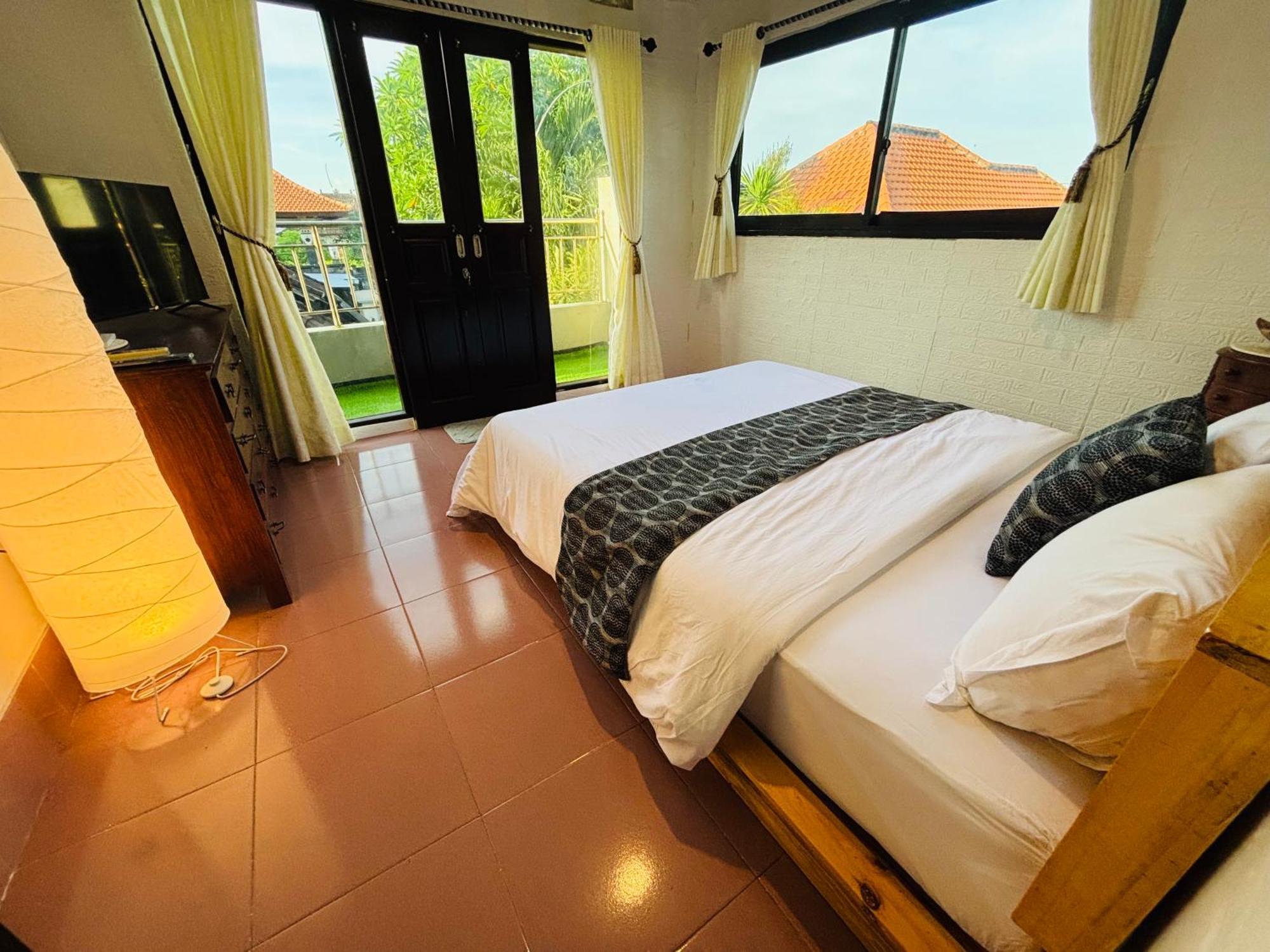 Mama Mega Homestay Pesanggaran Exterior photo